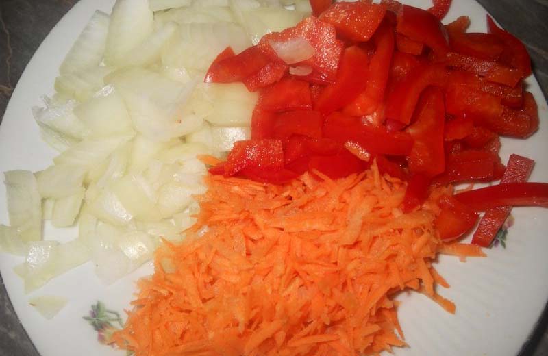 Режем лук, перец и морковь
